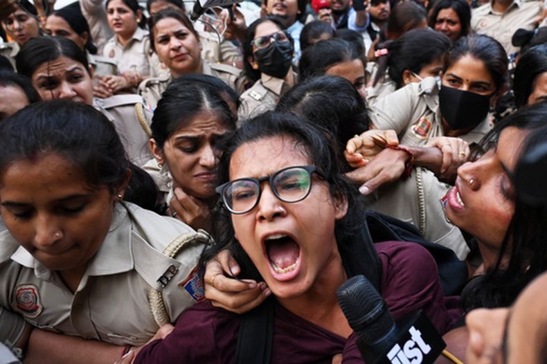 La prominente líder estudiantil Neha Bora, centro, grita consignas mientras es detenida por la policía durante una manifestación juvenil para exigir la renuncia del jefe electoral del país, Gyanesh Kumar, en Nueva Delhi, India, el viernes 16 de octubre de 2026. (AP Foto/Vipin)