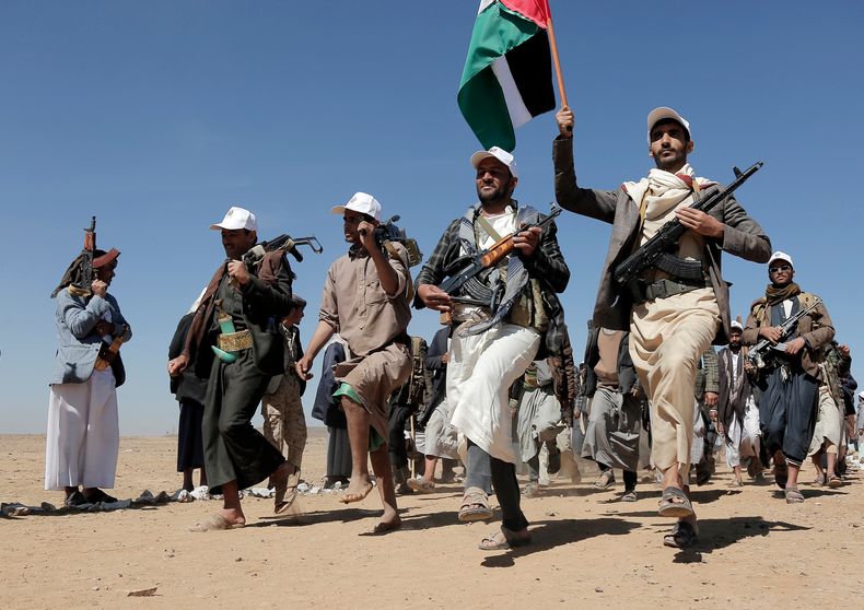 ARCHIVO – Combatientes hutíes marchan en un mitin en apoyo a los palestinos en la Franja de Gaza y contra los ataques estadounidenses en Yemen, en las afueras de Saná, el 22 de enero de 2024. (AP Foto, Archivo)