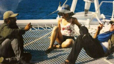 americateve | Un documento de la fundación Primero Colombia expuso a los guerrilleros Iván Márquez y Jesús Santrich relajados en altamar mientras se realiza el diálogo de paz. En redes sociales, se desató la furia de las víctimas del terrorismo. Foto: twitter.com/Alvar