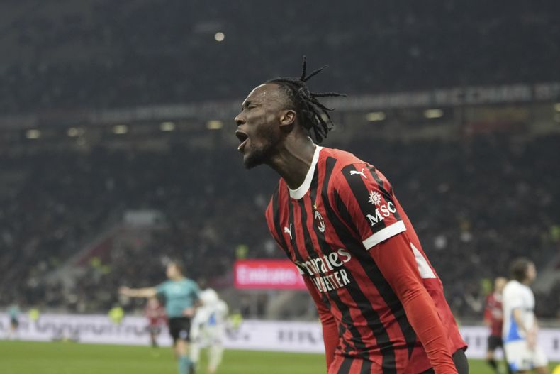 Tammy Abraham del AC Milan celebra tras anotar en el encuentro ante el Sassuolo en la Copa Italia el martes 3 de diciembre del 2024. (AP Foto/Luca Bruno)