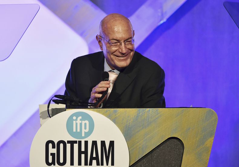 ARCHIVO - El productor Arnon Milchan acepta el Premio al Tributo Cinematográfico en la 26ta Premiación Anual de Cine Independiente Gotham, el lunes 28 de noviembre de 2016, en Nueva York. (Foto de Evan Agostini/Invision/AP, archivo)