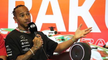 Lewis Hamilton (Mercedes) durante una rueda de prensa previo al Gran Premio de Azerbaiyán, el jueves 27 de abril de 2022, en Bakú. (AP Foto/Sergei Grits)