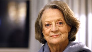 ARCHIVO - La actriz británica Maggie Smith posa en Londres el 16 de diciembre de 2015. Smith, que ganó un Oscar por The Prime of Miss Jean Brodie en 1969 además de destacar en los filmes de Harry Potter y la serie Downton Abbey ha fallecido a los 89 años.. (Foto AP/Kirsty Wigglesworth,archivo)