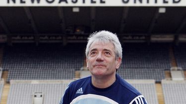 ARCHIVO - Foto del 18 de enero del 2007, el técnico del Newcastle Kevin Keegan posa para fotos tras hablar con la prensa. (AP Foto/Scott Heppell, Archivo)