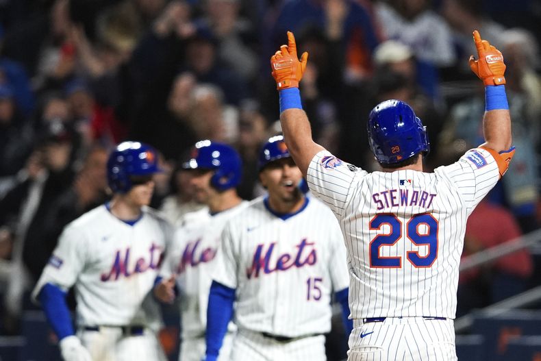 DJ Stewart, de los Mets de Nueva York, festeja luego de batear un jonrón de tres carreras en el juego del martes 30 de abril de 2024, ante los Cachorros de Chicago (AP Foto/Julia Nikhinson)