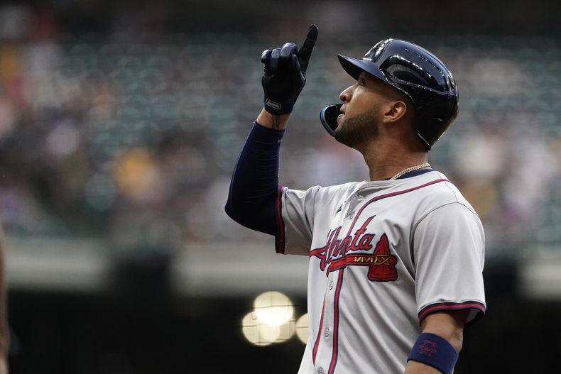 El puertorriqueño de los Bravos de Atlanta, Eddie Rosario celebra luego de conectar un sencillo productivo de dos carreras durante la tercera entrada del juego de béisbol ante los Cerveceros de Milwaukee, el martes 30 de julio de 2024, en Milwaukee. (AP Foto/Aaron Gash)