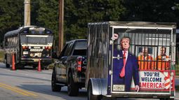 Un vehículo y un remolque pasan frente a la cárcel del condado de Fulton, el jueves 24 de agosto de 2023, en Atlanta. Está previsto la comparecencia de Trump ante las autoridades. (Foto AP/Mike Stewart)