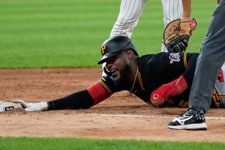 El dominicano Oneil Cruz, de los Piratas de Pittsburgh, vuelve a primera en el juego ante los Medias Blancas de Chicago, el jueves 10 de septiembre de 2026 (AP Foto/Nam Y. Huh)
