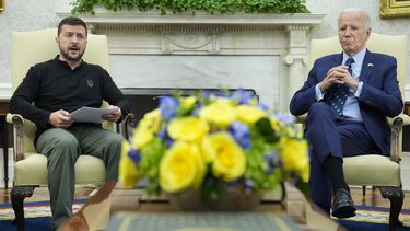 El presidente estadounidense Joe Biden (der) con el presidente ucraniano Volodymyr Zelenskyy (izq) en la Oficina Oval, en la Casa Blanca, Washington, el 26 de septiembre del 2024. (AP foto/Susan Walsh)
