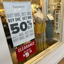 Un cartel anuncia los descuentos disponibles en una tienda de ropa de un centro comercial el lunes 29 de abril de 2024, en Lone Tree, Colorado. (AP Foto/David Zalubowski)