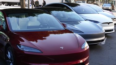 Vehículos Tesla en una feria automotriz en Los Ángeles el 21 de noviembre del 2024. (Foto AP/Damian Dovarganes)