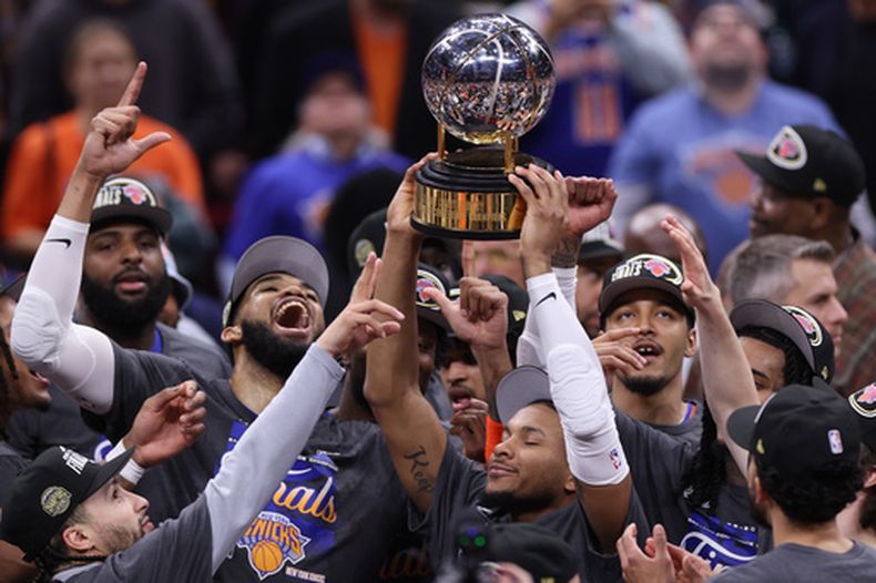 Jugadores de los Knicks de Nueva York levantan el trofeo de campeón del Este tras el juego 4 de las finales de Conferencia ante los Cavaliers de Cleveland el lunes 25 de mayo del 2026. (AP Foto/Tim Phillis)