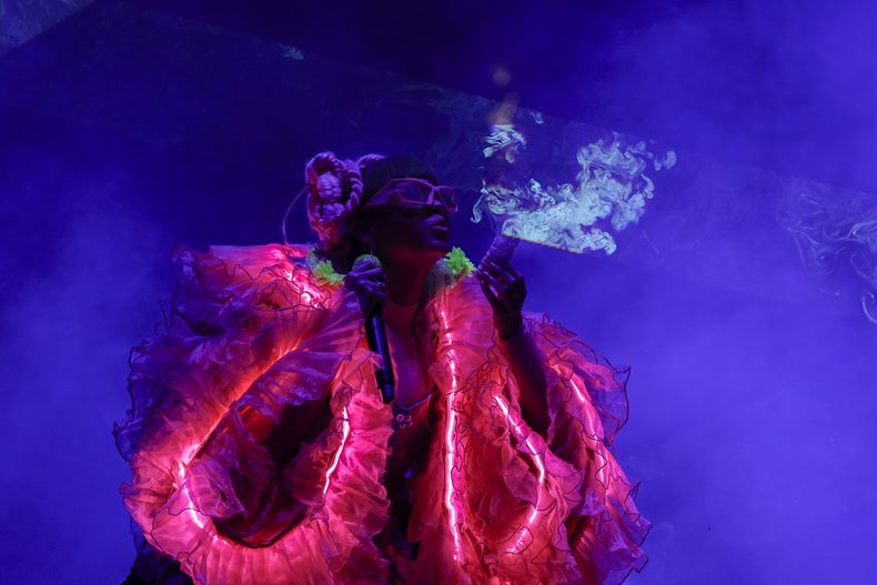 Li Saumet, del grupo electro tropical colombiano Bomba Estero, se presenta durante un concierto gratuito en el Zócalo de la Ciudad de México, el sábado 30 de noviembre de 2024. (Foto AP/Aurea Del Rosario)