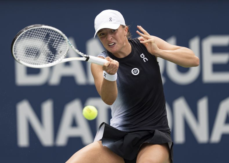 La polaca Iga Swiatek hace una devolución a la checa Karolina Muchova en el Abierto de Montreal, el jueves 10 de agosto de 2023 (TChristinne Muschi/The Canadian Press via AP)
