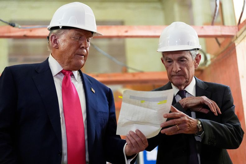 El presidente de la Reserva Federal Jerome Powell (d) y el presidente Donald Trump en la sede del banco central estadounidense el 24 de julio del 2025. (AP foto/Julia Demaree Nikhinson)