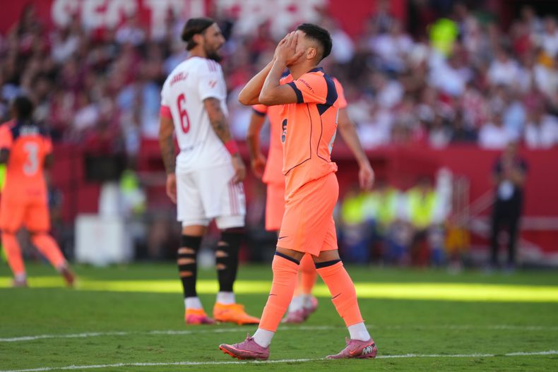 Roony Bardghji del Barcelona reacciona durante el encuentro de La Liga ante el Sevilla el domingo 5 de octubre del 2025. (AP Photo/Jose Breton)