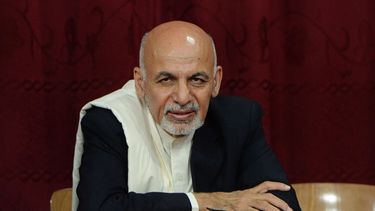 americateve | El presidente afgano, Ashraf Ghani Ahmadzai, escucha a maestros durante una visita a la secundaria Amani en Kabul el martes 30 de septiembre de 2014. Afganist&aacute;n y Estados Unidos firmaron el martes un pacto de seguridad que permitir&aacute; a las fu