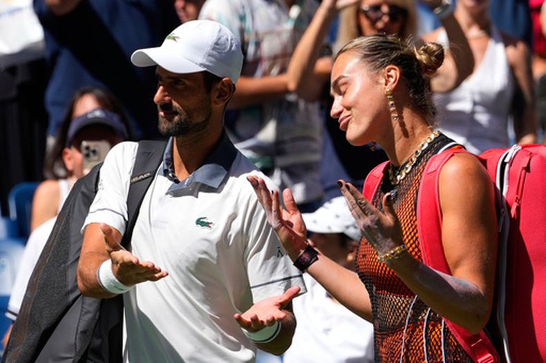 Novak Djokovic y Aryna Sabalenka previo a su partido de dobles mixtos en el US Open, el martes 25 de agosto de 2026, en Nueva York. (AP Foto/Yuki Iwamura)