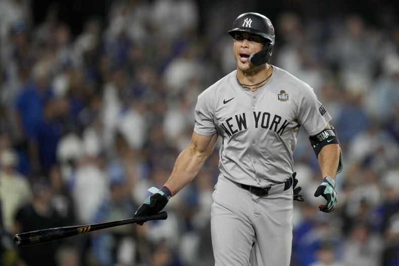 Giancarlo Stanton, de los Yankees de Nueva York, festeja su jonrón de dos carreras ante los Dodgers de Los Ángeles, en el sexto juego de la Serie Mundial, el viernes 25 de octubre de 2024 (AP Foto/Ashley Landis)