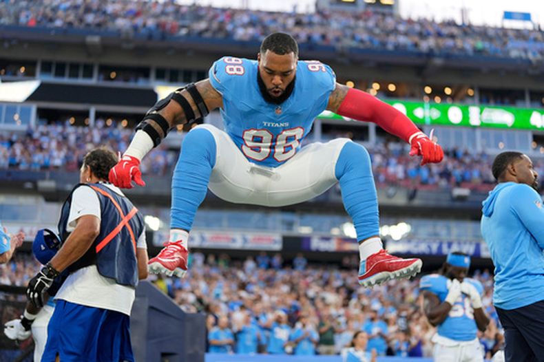 El defensor Jeffery Simmons (98) de los Titans de Tennessee Titans previo a un juego de pretemporada contra los Seahawks de Seattle, el domingo 23 de agosto de 2026, en Nashville. (AP Foto/George Walker IV)