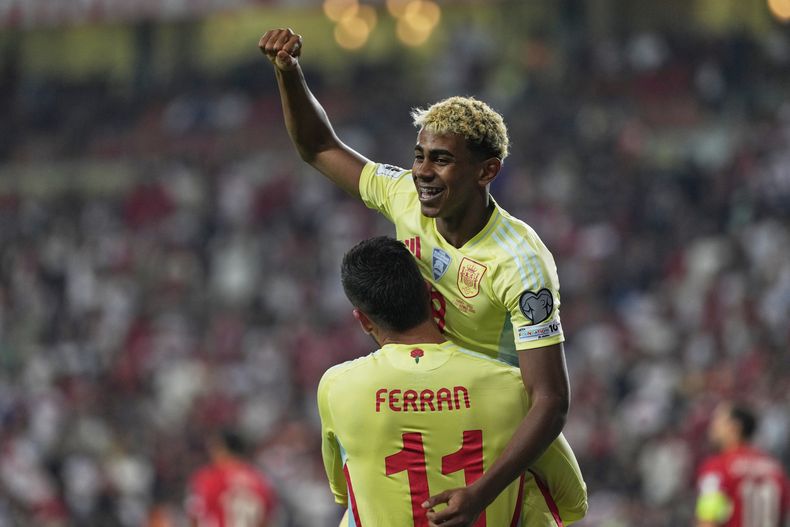 Ferran Torres (11) es felicitado por Lamine Yamal tras anotar el cuarto gol de España en el partido contra Turquía en las eliminatorias del Mundial, el domingo 7 de septiembre de 2025, en Konya, Turquía. (AP Foto/Khalil Hamra)