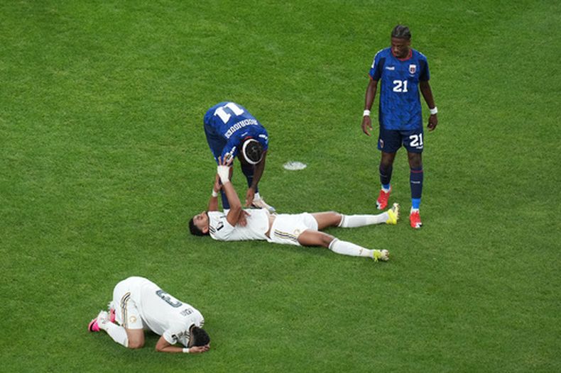Garry Rodrigues, de Cabo Verde, trata de consolar a Abdulelah Alamri, de Arabi Saudí, después de un empate en el Mundial, el viernes 26 de junio de 2026 en Houston (AP Foto/Eric Gay)