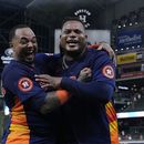 El cátcher boricua Martín Maldonado festeja con el pitcher dominicano Framber Valdez, quien lanzó un juego sin hit por los Astros de Houston el martes 1 de agosto de 2023, ante los Guardianes de Cleveland (AP Foto/Kevin M. Cox)