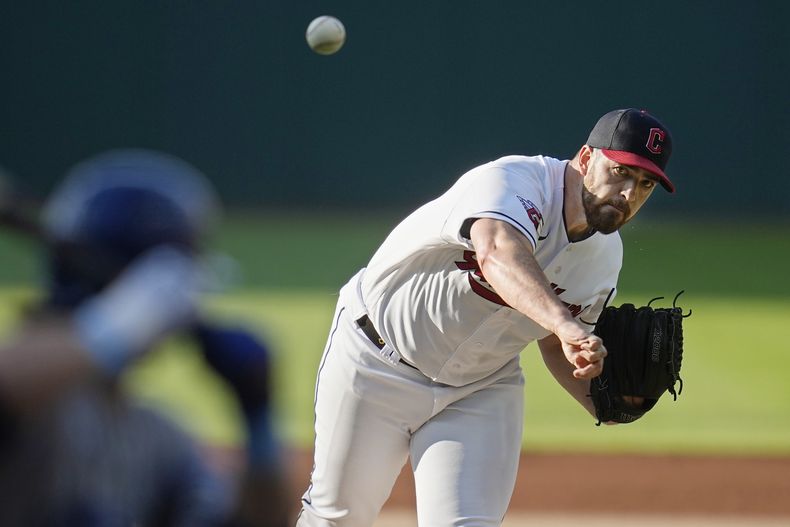 Aaron Civale de los Guardianes de Cleveland le lanza a un bateador de los Reales de Kansas City durante el primer episodio de un juego en Cleveland. Viernes 7 de julio de 2023. (AP Foto/Sue Ogrocki)