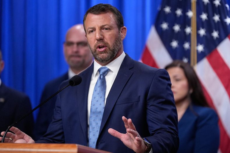 El secretario de Seguridad Nacional de Estados Unidos, Markwayne Mullin, habla en una conferencia de prensa sobre menores no acompañados en la sede del organismo, el jueves 11 de junio de 2026, en Washington. (AP Foto/Manuel Balce Ceneta)