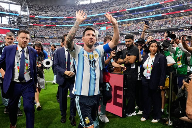 Lionel Messi se retira del campo de juego tras la victoria de Argentina por 2-0 ante Austria en el Grupo J del Mundial, el lunes 22 de junio de 2026, en Arlington, Texas. (AP Foto/Tony Gutiérrez)