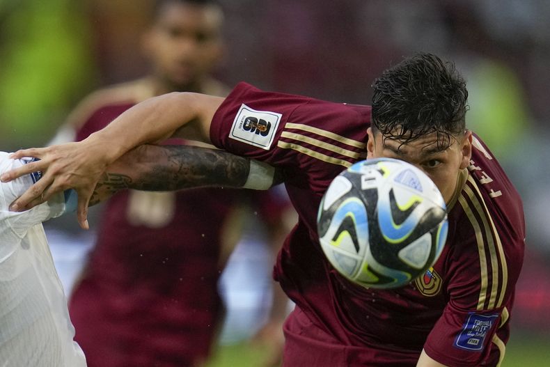 Nahuel Ferraresi, de Venezuela, persigue un balón en el partido de la eliminatoria mundialista ante Uruguay, disputado el martes 10 de septiembre de 2024, en Maturín (AP Foto/Ariana Cubillos)