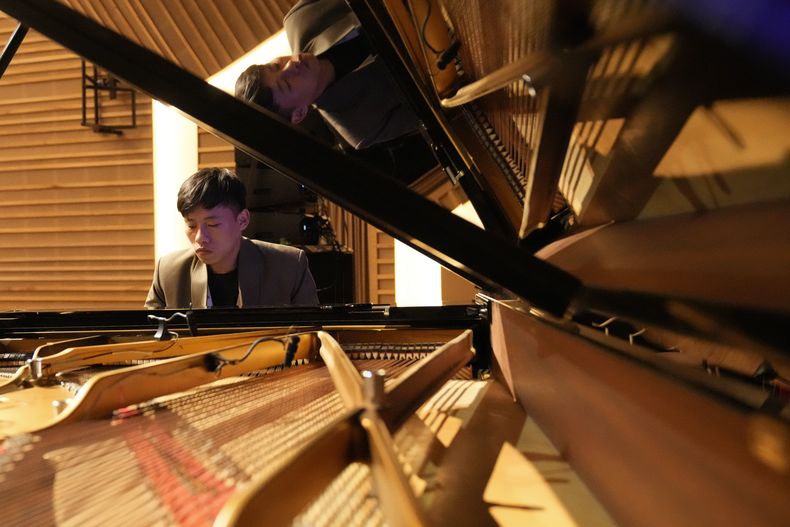 Takosangba Pongen, de 27 años, pianista ciego, ensaya durante el Festival de Piano Brillante de dos días en Bengaluru, India, el domingo 29 de septiembre de 2024. (Foto AP/Aijaz Rahi)
