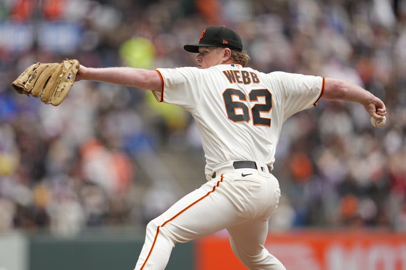Logan Webb abridor de los Gigantes de San Francisco lanza en el primer episodio del juego ante los Rockies de Colorado, en San Francisco. Domingo 9 de julio de 2023. (AP Foto/Eric Risberg)