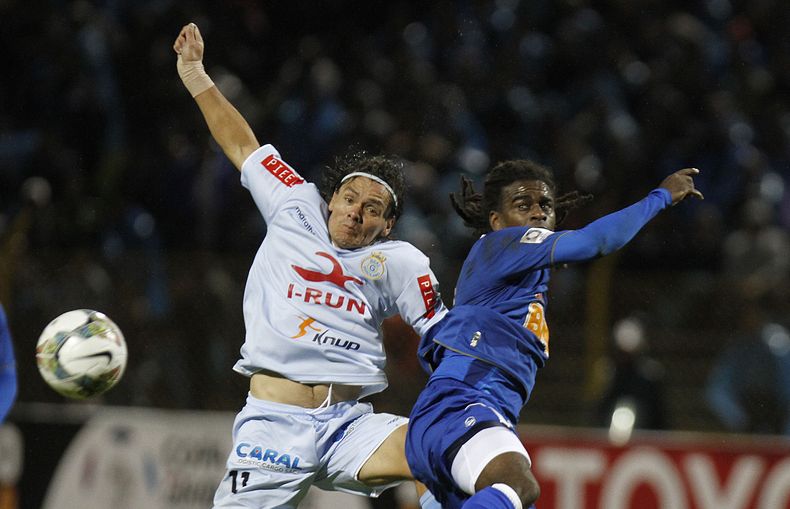 El brasile&ntilde;o Tinga (derecha), del Cruzeiro de Brasil, disputa un bal&oacute;n con Ram&oacute;n Rodr&iacute;guez, del Real Garcilaso de Per&uacute;, durante un partido de la Copa Libertadores, disputado el mi&eacute;rcoles 12 de febrero de 2014 en H