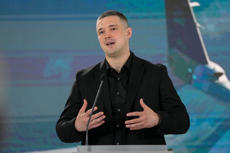 ARCHIVO - El ministro de Defensa de Ucrania, Mykhailo Fedorov, habla con reporteros durante una conferencia de prensa conjunta con su homólogo sueco, Pal Jonson, en Kiev, Ucrania, el 1 de julio de 2026. (AP Foto/Efrem Lukatsky, archivo)
