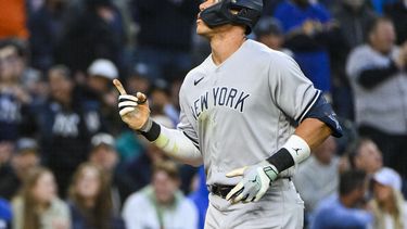 Aaron Judge, de los Yanquis de Nueva York, festeja luego de conectar un jonrón de dos carreras en el duelo del martes 30 de mayo de 2023, ante los Marineros de Seattle (AP Foto/Caean Couto)