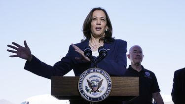 Harris viaja a frontera con México; la critican por demora