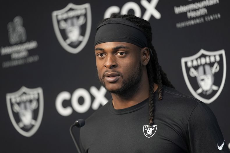 ARCHIVO - Davante Adams, wide receiver de los Raiders de Las Vegas, habla durante una conferencia de prensa en las instalaciones de entrenamiento del equipo, el jueves 25 de mayo de 2023, en Henderson, Nevada. Los fiscales desestimaron el cargo de agresión menor en contra de Adams después de que empujó u derribó a un fotógrafo mientras salía del campo tras una derrota en Kansas City. (AP Foto/John Locher, Archivo)