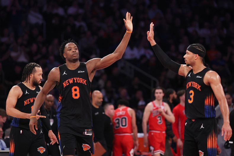 OG Anunoby (8), alero de los Knicks de Nueva York, festeja con su compañero Josh Hart durante el encuentro del viernes 3 de abril de 2026 ante los Bulls de Chicago (AP Foto/Heather Khalifa)
