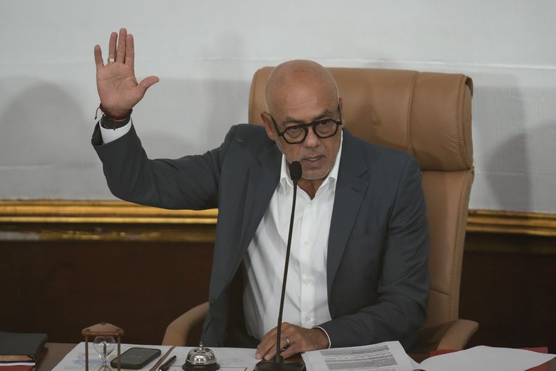 El presidente de la Asamblea Nacional, Jorge Rodríguez, alza su mano para apribar la ley que regula las ONG, en el Congreso, en Caracas, Venezuela, el jueves 15 de agosto de 2024. (AP Foto/Ariana Cubillos)
