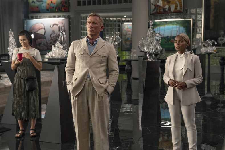En esta imagen proporcionada por Netflix, Jessica Henwick, izquierda, Daniel Craig, centro, y Janelle Monáe en una escena de Glass Onion: A Knives Out Mystery. (John Wilson/Netflix vía AP)