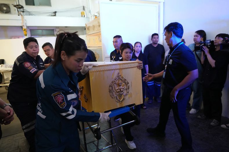Un ataúd con los restos mortales de una víctima de un tiroteo en la escuela Debsirin Nonthaburi en la víspera, es llevado en camilla a un hospital de la policía en Bangkok, Tailandia el 8 de agosto de 2026. (AP Foto/Sakchai Lalit)