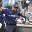 El venezolano Elías Díaz, de los Rockies de Colorado, festeja su jonrón de dos carreras con Ozzie Albies, de los Bravos de Atlanta, el martes 11 de julio de 2023 (AP Foto/Ted S. Warren)