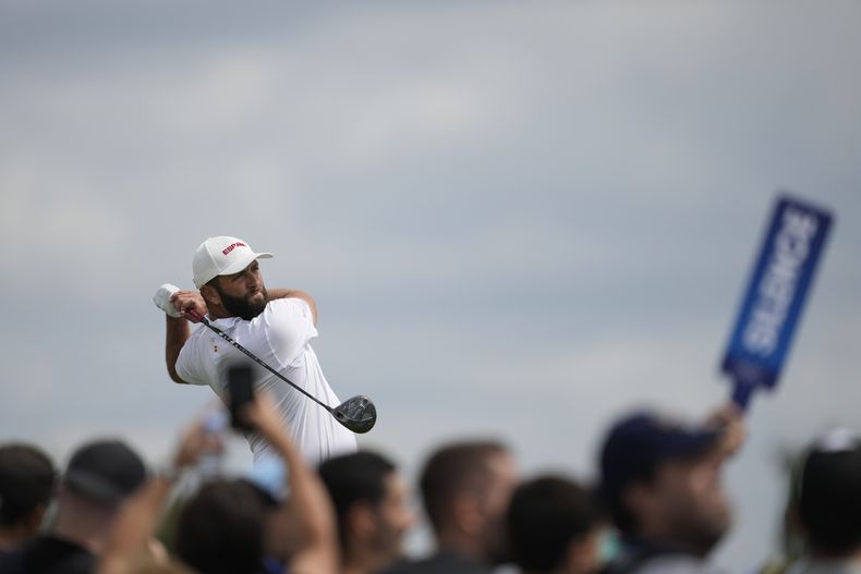 El español Jon Rahm realiza su tiro de salida al hoyo 9 en la tercera ronda del torneo olímpico de golf, el sábado 3 de agosto de 2024, en Saint-Quentin-en-Yvelines, Francia (AP Foto/Matt York)