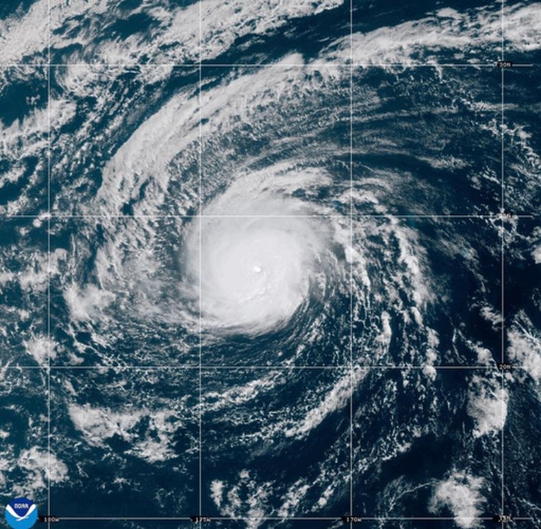 En esta imagen satelital, proporcionada por la Oficina Nacional de Administración Oceánica y Atmosférica, se muestra el huracán Nolo en el océano Pacífico, al oeste de Hawai, el sábado 3 de octubre de 2026. (Oficina Nacional de Administración Oceánica y Atmosférica vía AP)