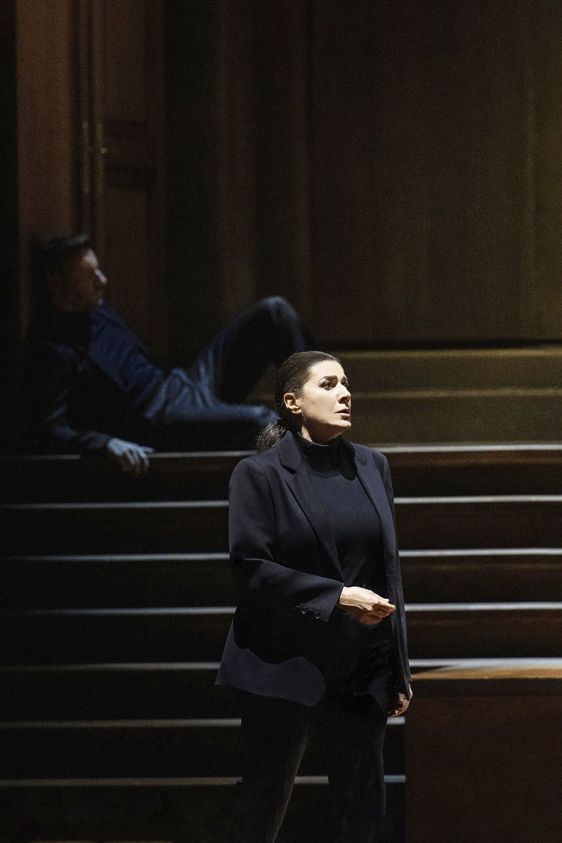 La mezzosoprano Cecilia Bartoli como Orfeo en un ensayo de la producción de Christof Loy de Orfeo ed Eurydice de Gluck en el Festival de Salzburgo en una imagen proporcionada por el festival. (Monika Rittershaus/Festival de Salzburgo vía AP)