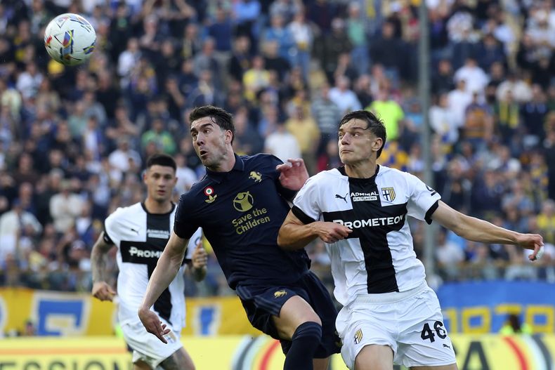 Dusan Vlahovic (izquierda) de la Juventus y Giovanni Leoni de Parma durante el partido de la Serie A de Italia, el miércoles 23 de abril de 2025. (Paola Garbuio/LaPresse vía AP)