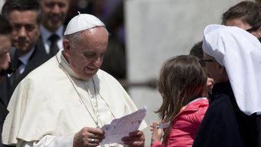 americateve | El papa Francisco lee un mensaje que le entreg&oacute; un ni&ntilde;o al final de su audiencia general semanal en el Vaticano, el mi&eacute;rcoles 30 de abril de 2014. (Foto AP/Andrew Medichini)