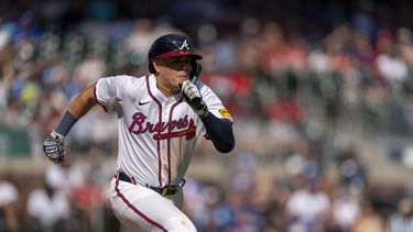 El colombiano de los Bravos de Atlanta, Gio Urshela corre hacia la primera base durante la décima entrada del juego de béisbol ante los Azulejos de Toronto, el domingo 8 de septiembre de 2024, en Atlanta. (AP Foto/Erik Rank)