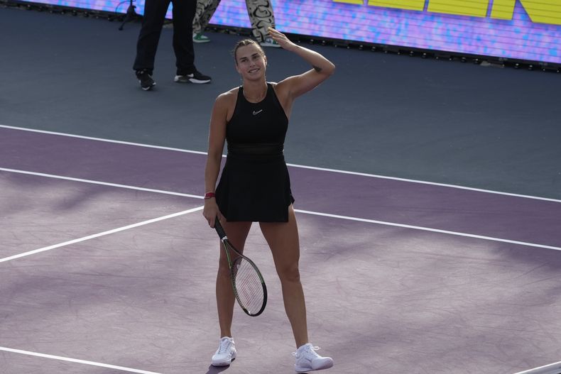 La bielorrusa Aryna Sabalenka agradece al público luego de vencer a la kazaja Elena Rybakina en las Finales de la WTA, el viernes 3 de noviembre de 2023, en Cancún, México (AP Foto/Fernando Llano)